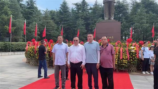 董事長周剛陪同客戶參觀湖南長沙毛主席紀(jì)念館。